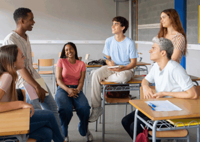 FFC Jugendberufshilfe, Gruppe junger Menschen in einem Klassenraum